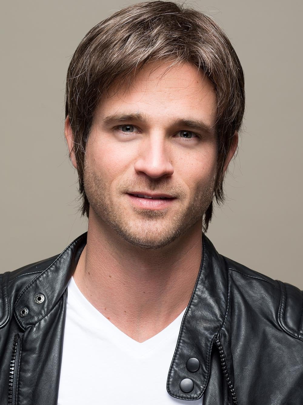 Roger Sport 2.0 | Synthetic Lace Front Men's Wig (Hand-Tied) | DISCONTINUED - Image 6